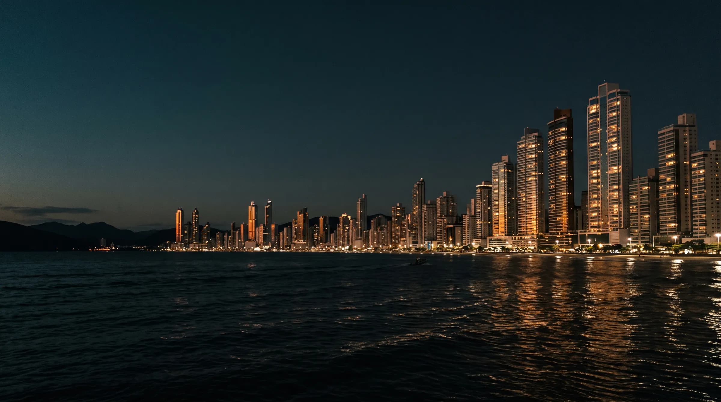 A orla de Balneário Camboriú acesa à noite